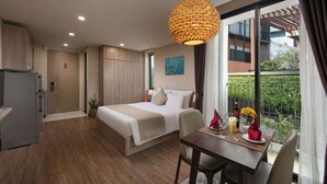 Een moderne hotelkamer met een bed, een eettafel en een groot raam.