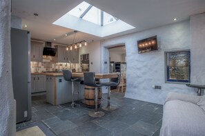 Cottage (3 Bedrooms) | Private kitchen | Fridge, microwave, oven, stovetop - Cambrian Cottage - 3 Bed Cottage - Tenby (Tenby)