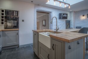 Cottage (3 Bedrooms) | Private kitchen | Fridge, microwave, oven, stovetop - Cambrian Cottage - 3 Bed Cottage - Tenby (Tenby)