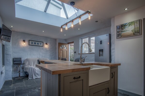 Cottage (3 Bedrooms) | Private kitchen | Fridge, microwave, oven, stovetop - Cambrian Cottage - 3 Bed Cottage - Tenby (Tenby)