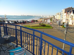 Outdoor dining - Seafront studio in Les Sables-d'Olonne, pet-friendly (Les Sables-d'Olonne)