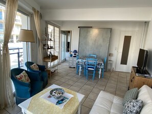 TV - Seafront studio in Les Sables-d'Olonne, pet-friendly (Les Sables-d'Olonne)