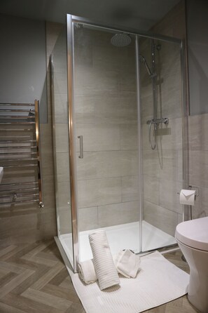 Superior Apartment | Bathroom | Shower, hydromassage showerhead, free toiletries, hair dryer