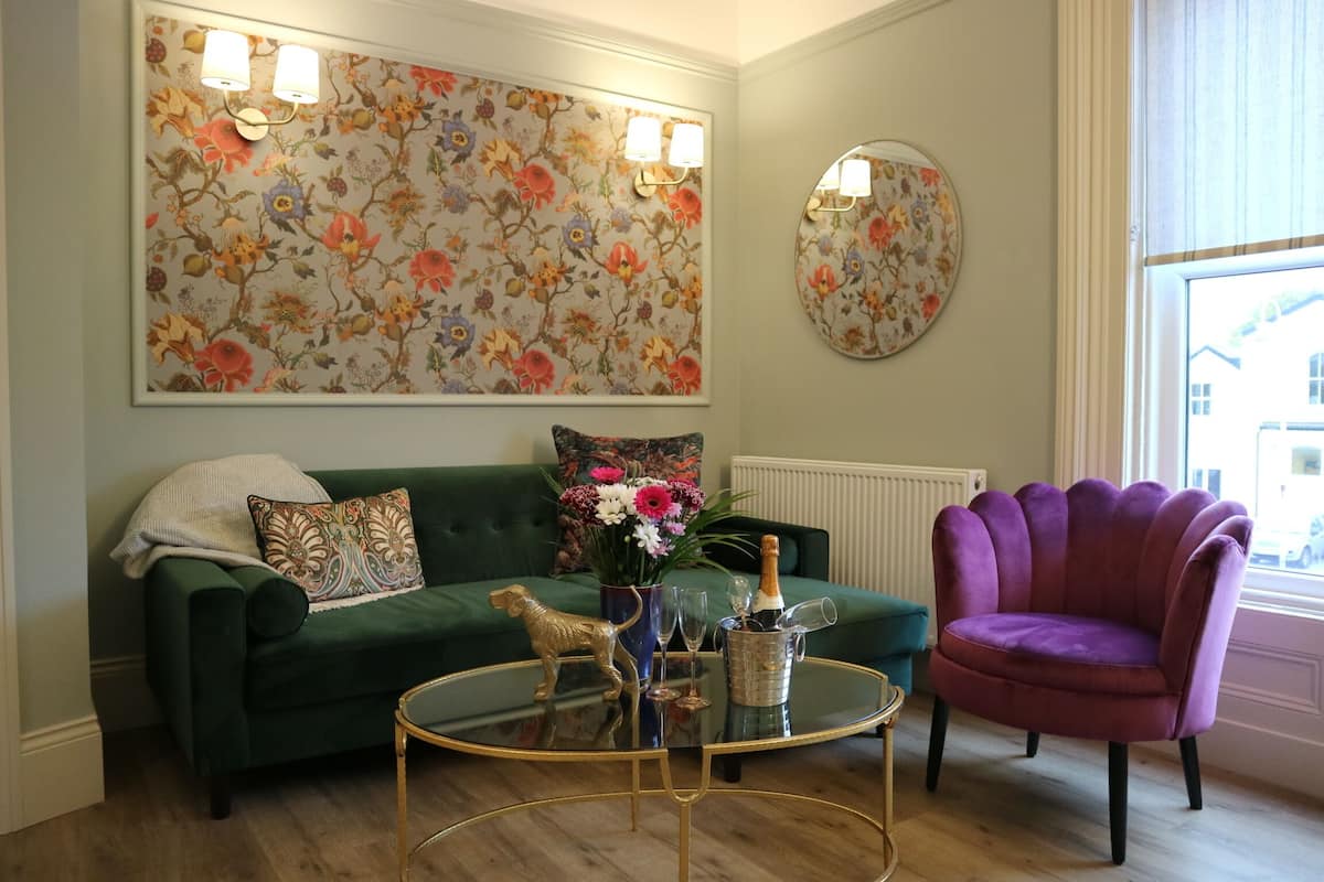 Appartement Supérieur | Coin séjour | TV connectée de 43 pouces avec chaßnes numériques, télévision