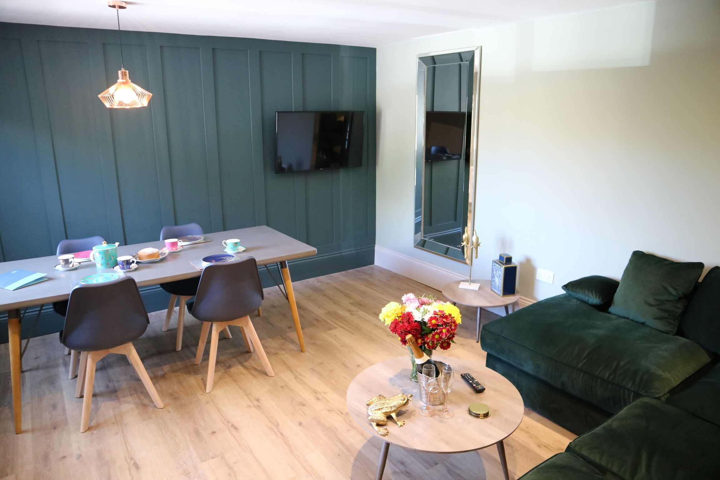 Appartement Signature | Coin séjour | TV connectée de 43 pouces avec chaînes numériques, télévision