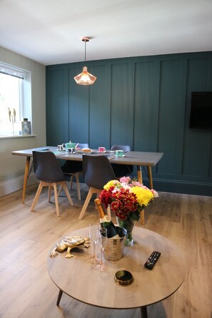 Signature Apartment | In-room dining - No. 9 The Folly (Southport)