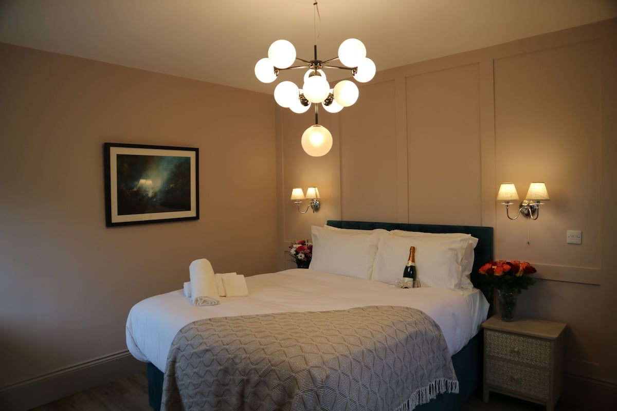 Luxury-Apartment | Verdunkelungsvorhänge, schallisolierte Zimmer, Bügeleisen/Bügelbrett