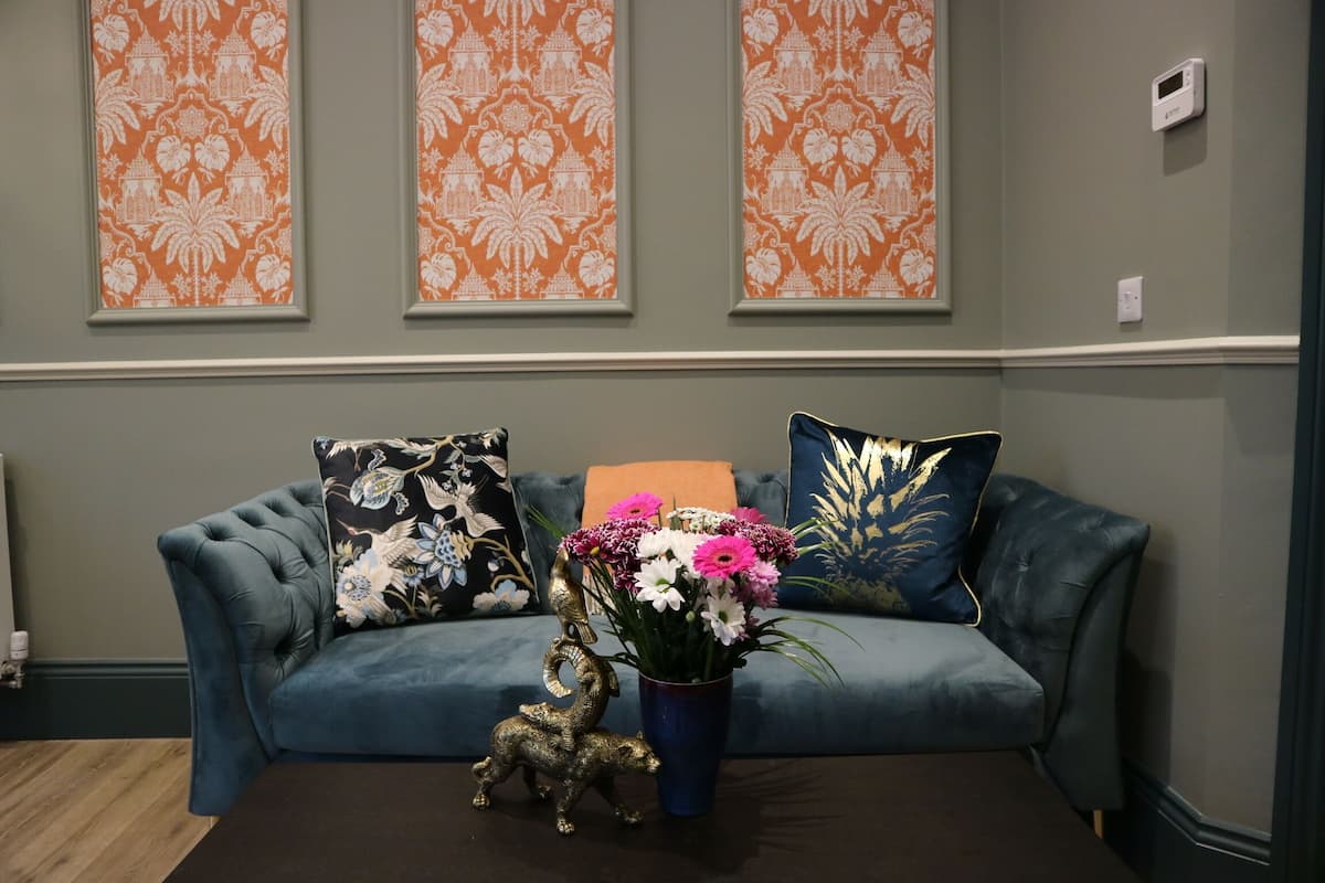 Appartement Exclusif | Coin séjour | TV connectée de 43 pouces avec chaßnes numériques, télévision