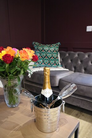 Appartement Luxe | Coin séjour | TV connectée de 43 pouces avec chaînes numériques, télévision