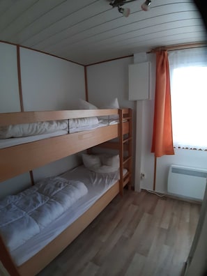 2 bedrooms, travel cot, WiFi