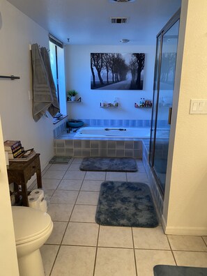 Combined shower/tub, towels