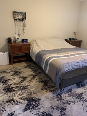 3 bedrooms, desk, WiFi, bed sheets