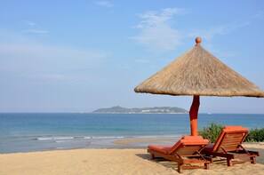 位於海灘上、白沙