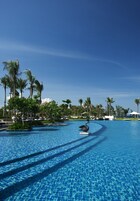 2 kolam renang outdoor, dengan payung kolam renang dan kursi berjemur