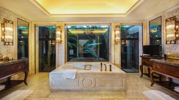 Separate bathtub and shower, hydromassage showerhead