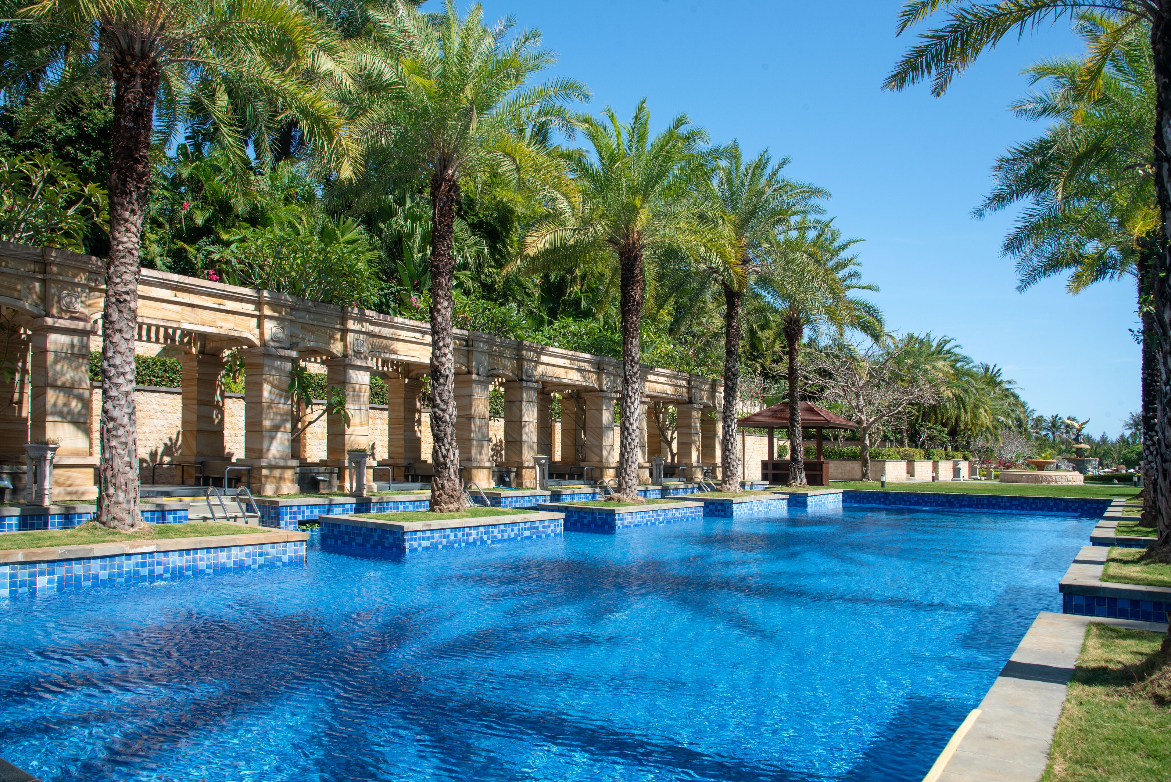 2 utendørsbassenger, bassengparasoller og solsenger