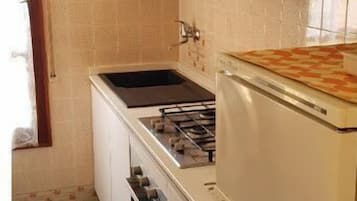 Frigorifero, microonde, piano cottura, pentole/stoviglie/utensili