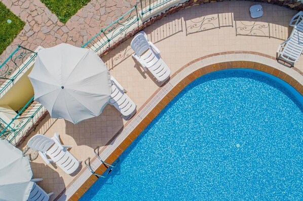 Una piscina al aire libre de temporada