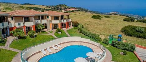 Een seizoensgebonden buitenzwembad