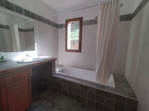 Badewanne, Haartrockner, Handtücher, Seife