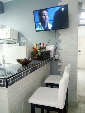 Televisión de pantalla plana de 24 pulgadas con canales por cable