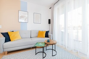 Ein Wohnzimmer mit einer Couch, einem Couchtisch und einem Schachbrett.