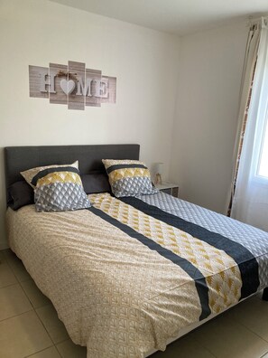 2 bedrooms, iron/ironing board, travel cot, free WiFi