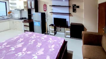 1 bedroom, desk