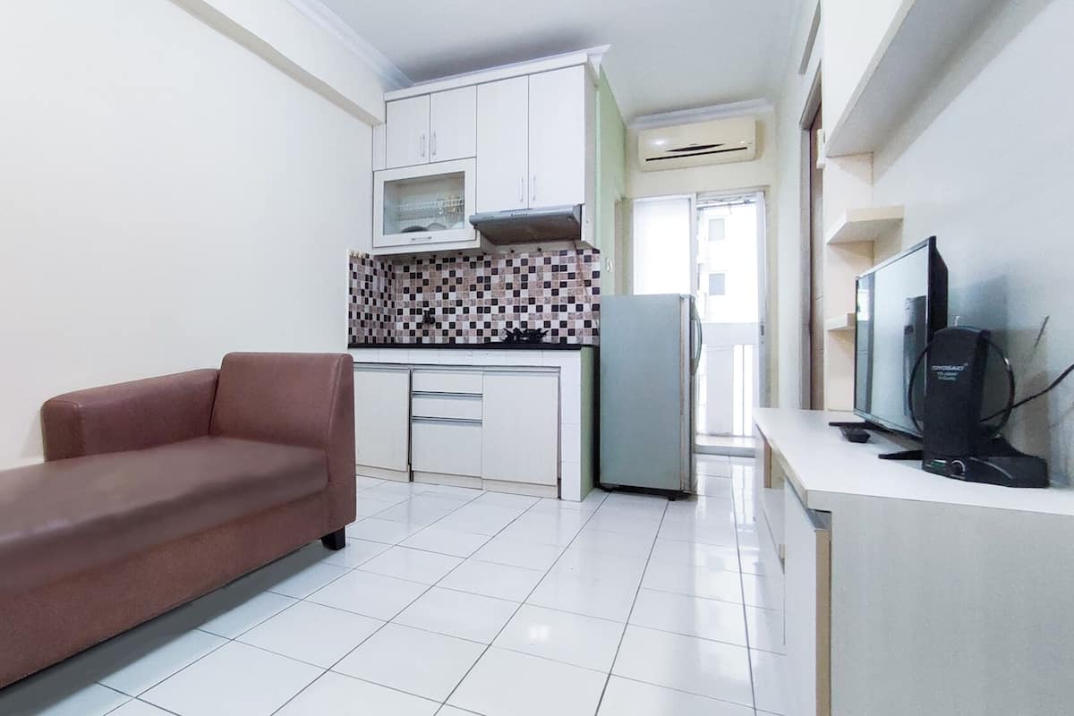 1 bedroom, desk