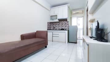 1 bedroom, desk