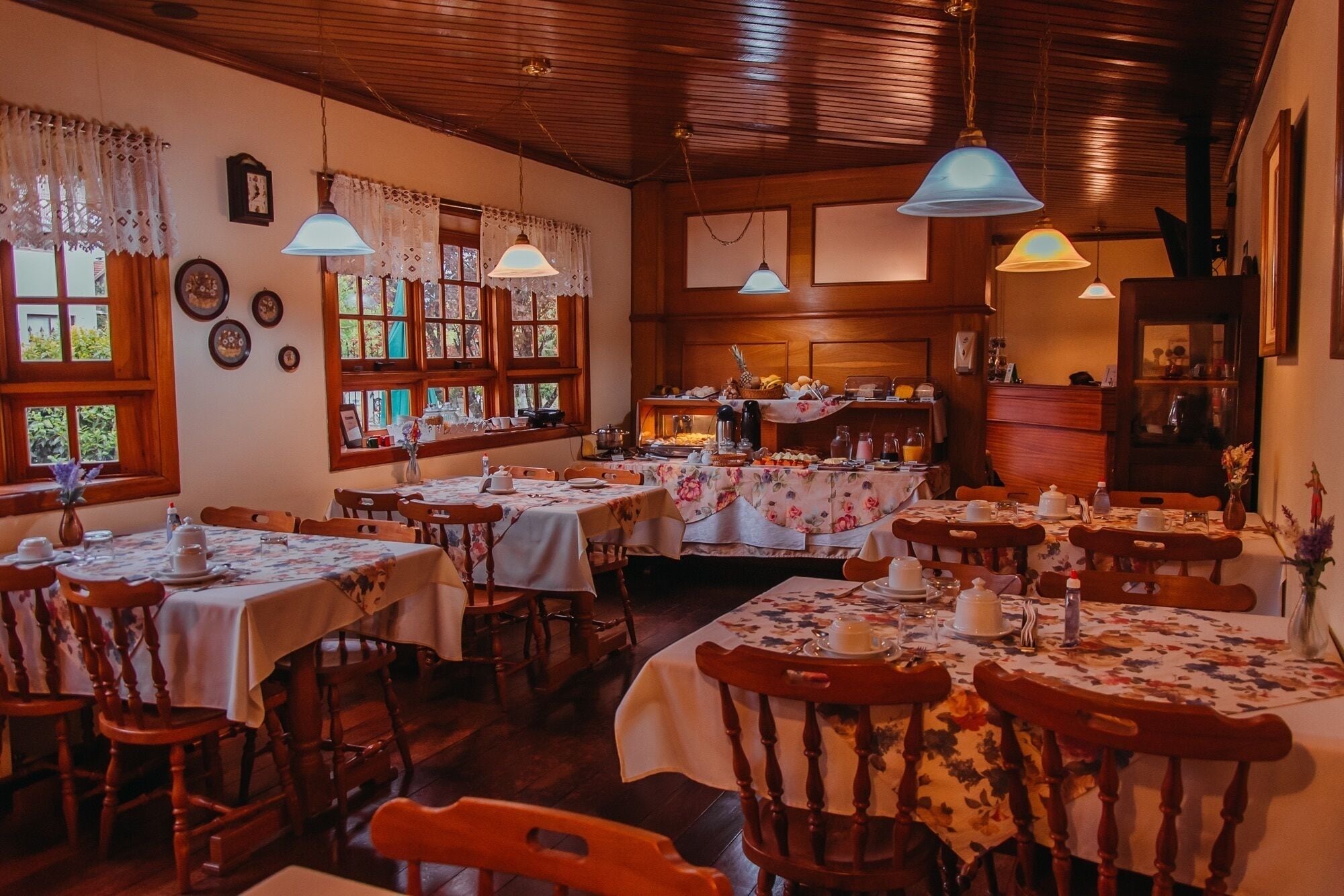 Café da manhã com buffet grátis todos os dias