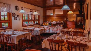 Café da manhã com buffet grátis todos os dias