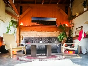 TV, fireplace, DVD player - Romantic Studio in the heart of Transylvania (Richiș)