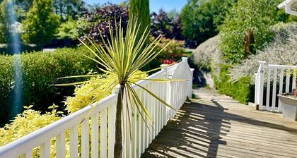 Holiday Lettings Beech Lodge - Stunning 6-bed King