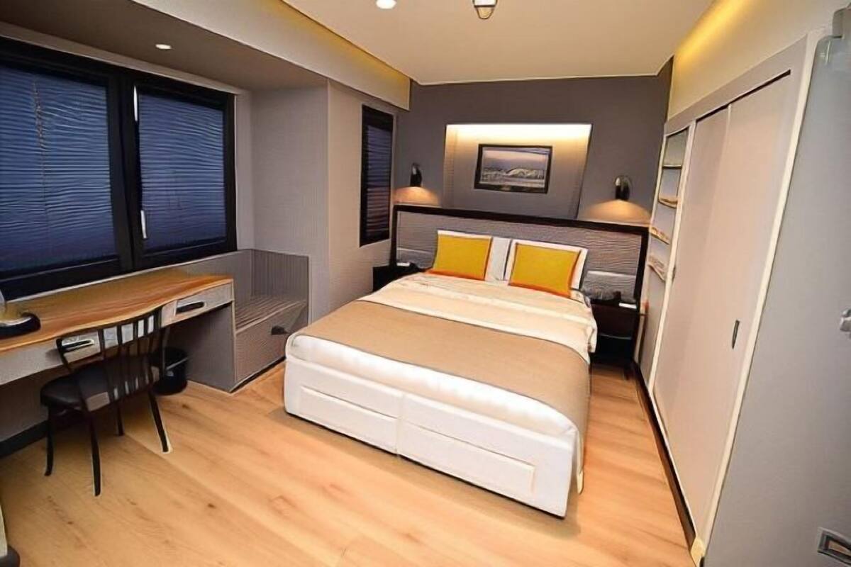 Egyptian cotton sheets, premium bedding, down duvets, minibar