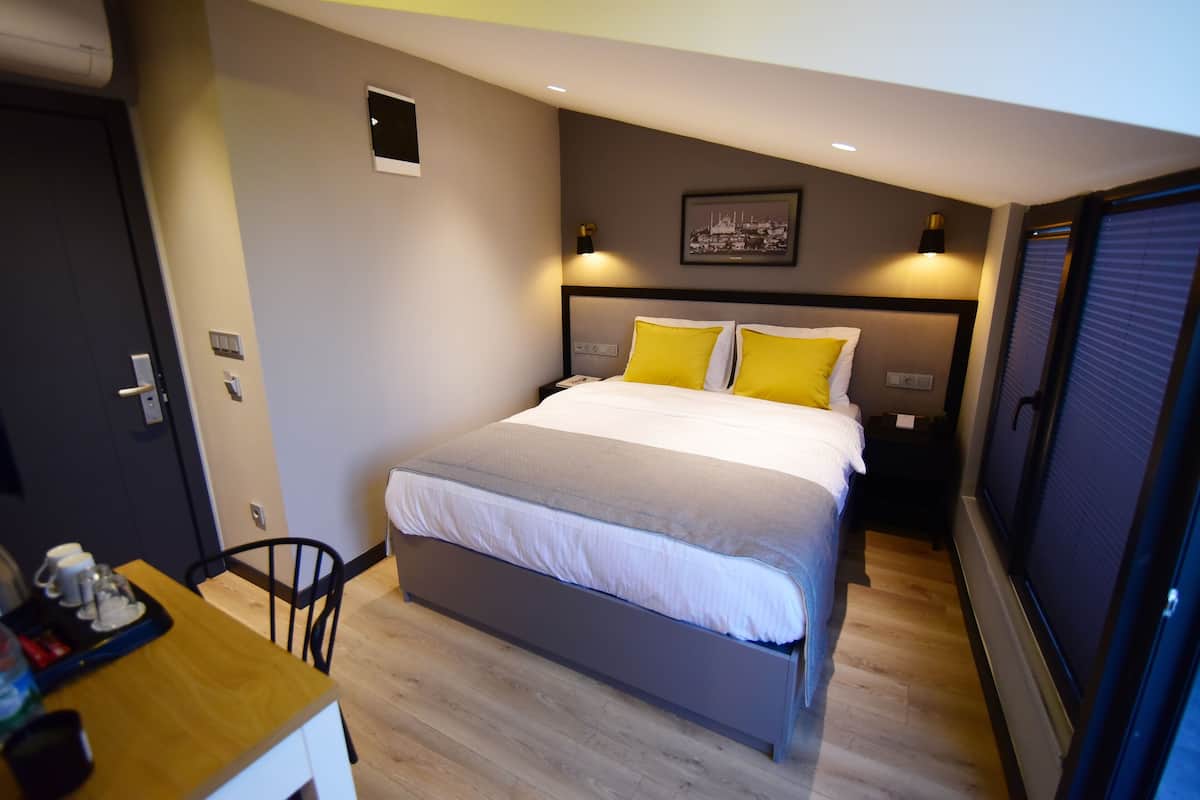 Double Room with Balcony - No Elevator (4th Floor) | Egyptian cotton sheets, premium bedding, down comforters, minibar