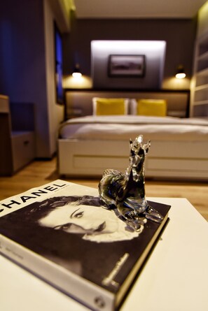 Une chambre comprenant un lit, une table de chevet et un objet décoratif posé sur la table.