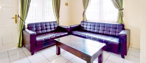 32-inch TV with cable channels - Ruang Nyaman at Sukanagalih Resort (Cipanas)