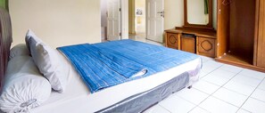 Biệt thự, 3 phòng ngủ (2 bathrooms) | Bàn, bộ trải giường