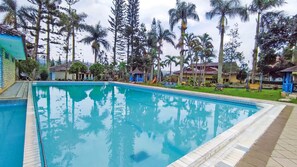 Outdoor pool - Ruang Nyaman at Sukanagalih Resort (Cipanas)