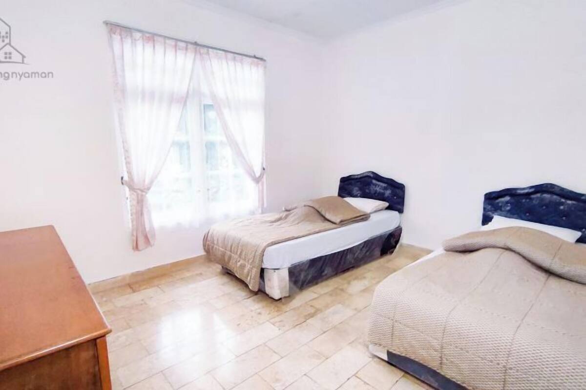 1 bedroom, desk, bed sheets