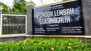 A signboard for Villa & Resort (Di Sewa Kanan Family & Group) at PONDOK LEMBAH SUKANAGALIH, listing amenities like badminton, tennis, and a mini golf course. - Ruang Nyaman at Sukanagalih Resort (Cipanas)
