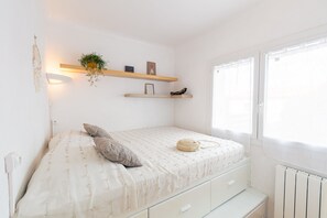2 bedrooms, iron/ironing board, WiFi (free)