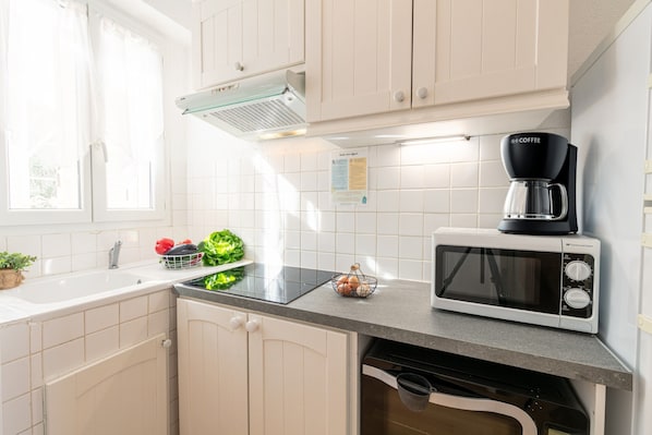 Coffee/tea maker, fridge, microwave, oven