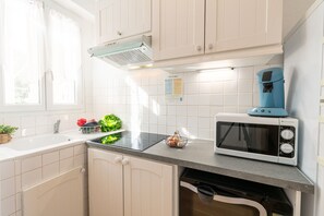 Kühlschrank, Mikrowelle, Ofen, Herdplatte