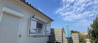 La Maison de Papou, village house with sea view