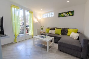 TV - La Janette, a charming villa near the sea (Hyères)