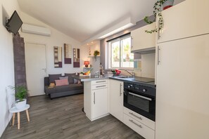 Coffee/tea maker, fridge, microwave, oven