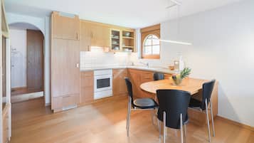 One-Bedroom Apartment with Matterhorn View | Private kitchen | Fridge, oven, stovetop, dishwasher