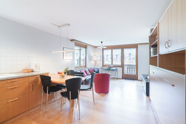 Leilighet – basic | Spiseområde på rommet